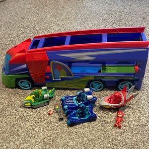 PJ Masks 2 in 1 Transforming Mobile HQ with Cars!